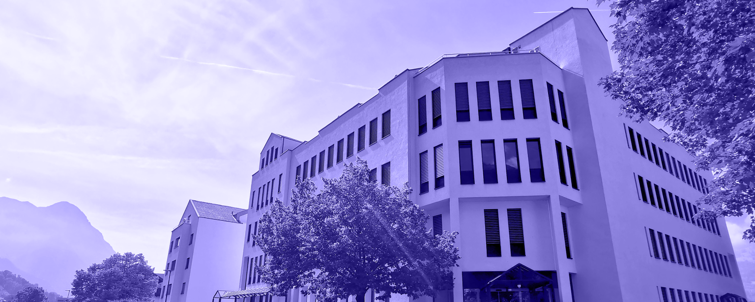 Ein modernes Bürogebäude mit klaren Linien und großen Fenstern. Das Gebäude ist von einem Baum umgeben, und im Hintergrund sind Berge zu sehen, die der Szene eine natürliche Umgebung verleihen. Der Himmel ist leicht bewölkt, und das Bild ist in einem lila Farbton gefärbt, was eine besondere Atmosphäre erzeugt.